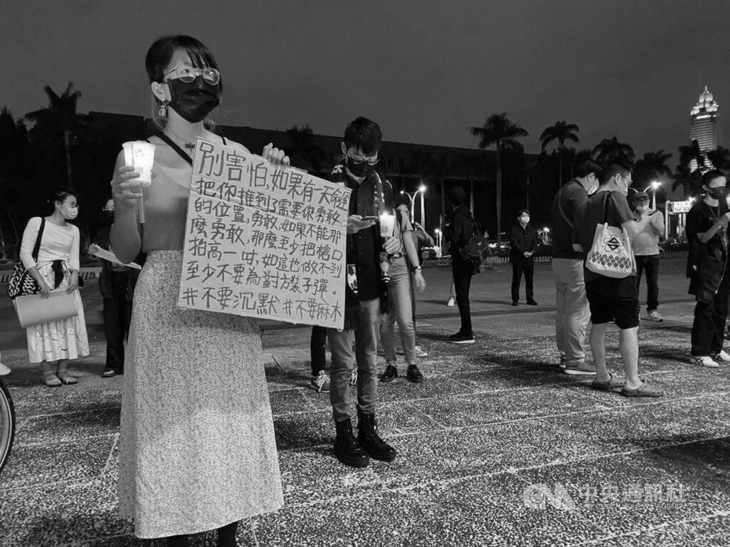 Vigil held in Taipei {to show|to point out|to indicate} {support|help|assist} for COVID-19 lockdown protests in China : taiwan